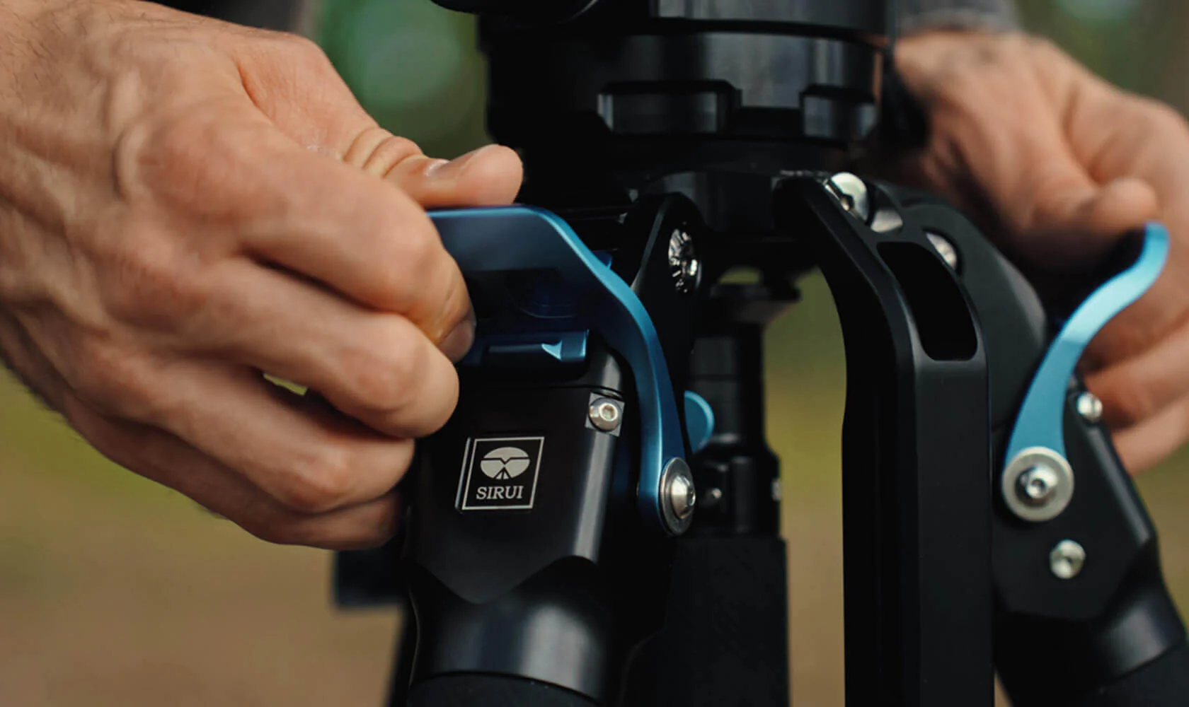 SIRUI SVT75 One-Step Height Adjustment Video Tripod - Image 12